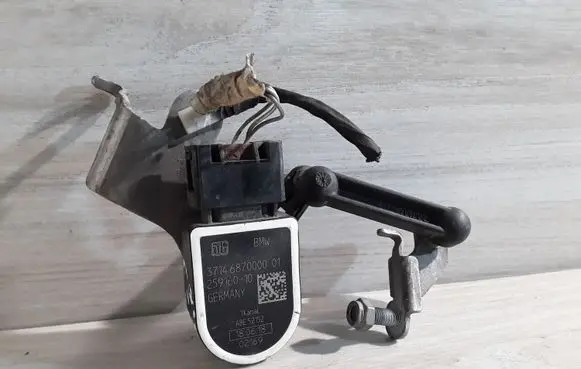 Headlight/headlamp level sensor