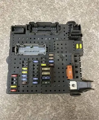 Volvo S70 V70 V70 XC Fuse module 00006049741 30728512 28017881