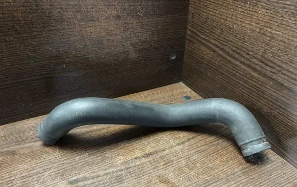 Engine coolant pipe/hose