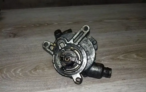 Volvo V70 Vacuum pump 30731825