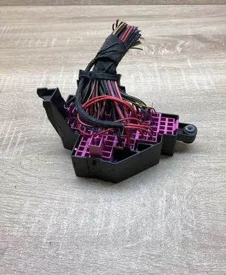 Audi A4 S4 B5 8D Fuse module 2060432585