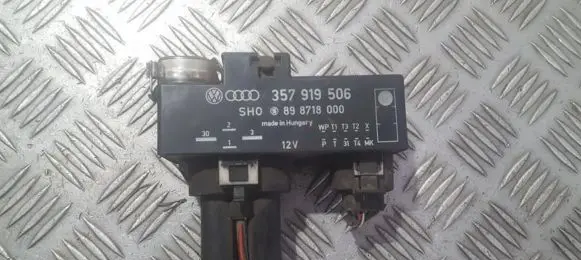 Volkswagen Golf III Coolant fan relay 357919506 898718000