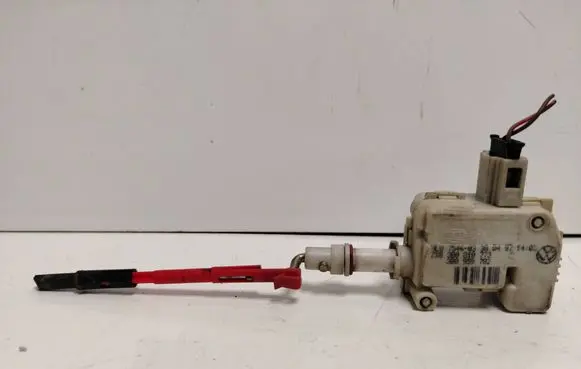 Volkswagen PASSAT B5 Central locking motor 3B0810773 3B0959782