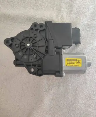 KIA Ceed Front door window regulator motor 82460A2010