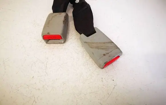 Lexus IS 220D-250-350 Middle seatbelt buckle (rear)
