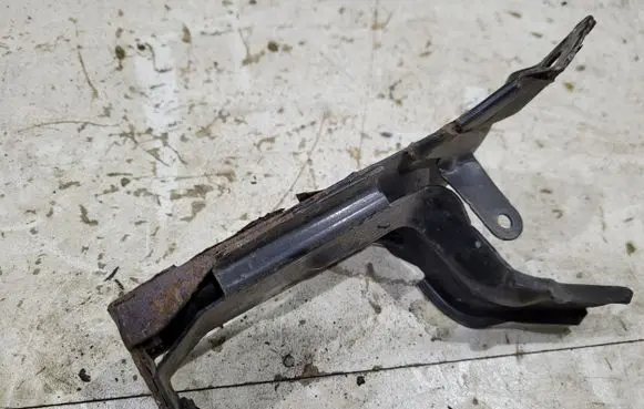Volvo S60 Radiator mount bracket 31261932