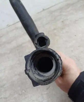 Coolant pipe/hose
