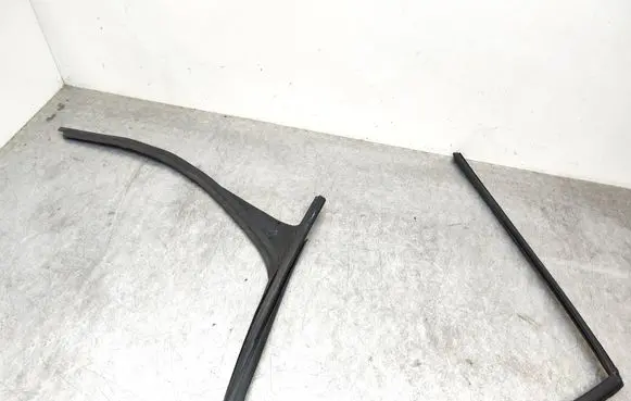 Citroen Berlingo Rubber seal front door window/glass 9818023380