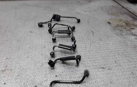 BMW 5 E39 Fuel injector supply line/pipe 