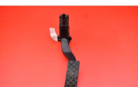 Accelerator throttle pedal