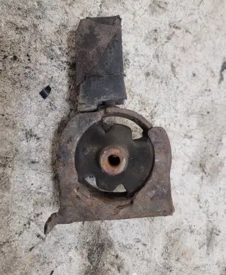 Toyota Avensis T250 Engine mount bracket