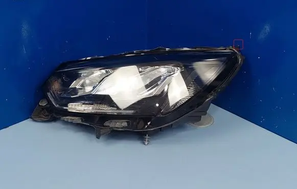 Peugeot 2008 II Headlight/headlamp 9833036380 90200109