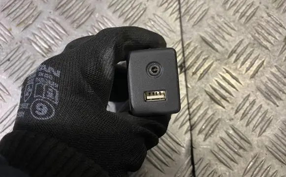 Opel Insignia A AUX in-socket connector 13599456