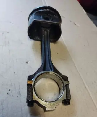 Lincoln Navigator Piston with connecting rod