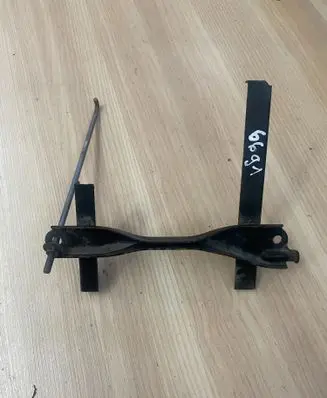 Toyota Hilux (AN10, AN20, AN30) Battery bracket