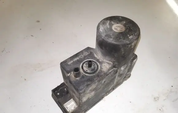Audi A4 S4 B5 8D Central locking vacuum pump 4A0862257A