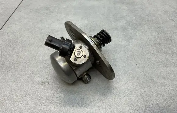BMW X3M F97 Fuel injection high pressure pump 0261520521