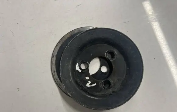 Volkswagen PASSAT B5 Water pump pulley 058121031b 058121031c