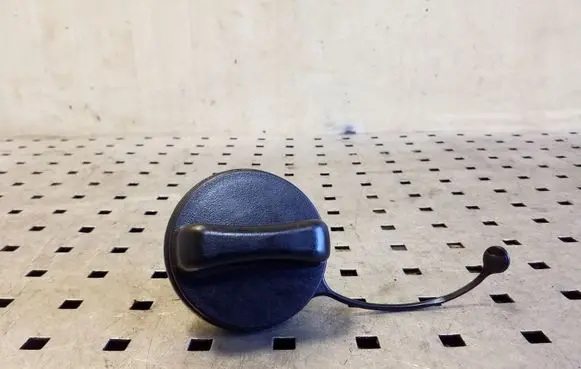 Nissan Juke I F15 Fuel tank filler cap 