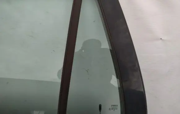Volvo XC90 Rear vent window glass 