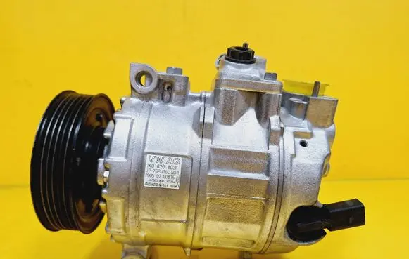 Volkswagen Touran I Air conditioning (A/C) compressor (pump) 1K0820803F