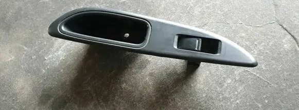 Nissan Primera Electric window control switch 82960AV760