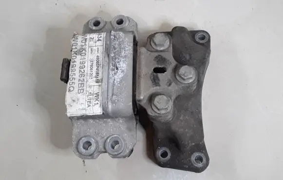 Engine mount bracket