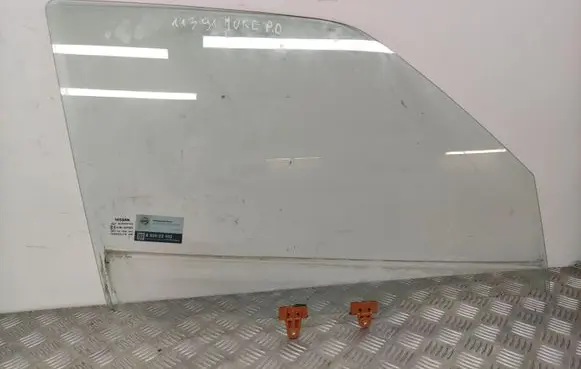 Nissan Juke I F15 Front door window glass four-door