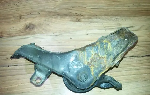 Mazda MX-3 Engine mount bracket
