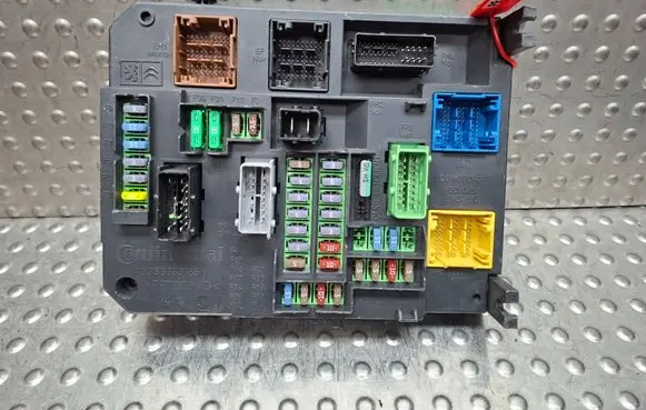 Peugeot 308 Fuse module S26337146 9806687880 A2C38848600