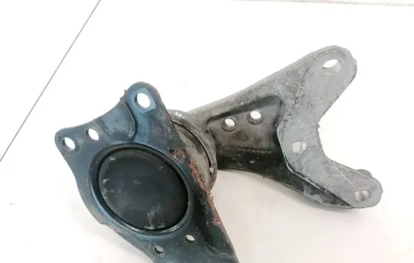 Volkswagen Polo IV 9N3 Engine mount bracket 6Q0199185D
