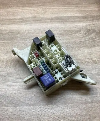Toyota RAV 4 (XA10) Fuse module 9098702012 9098704004