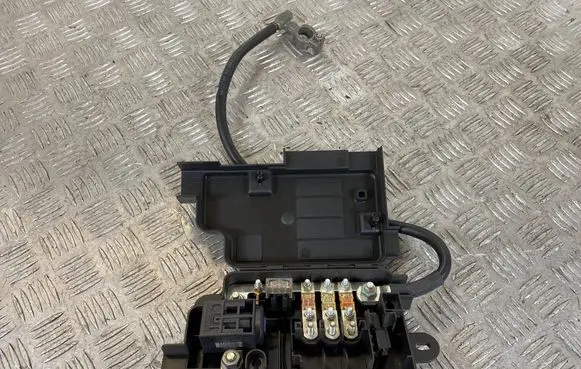 Volkswagen PASSAT B6 Fuse module 8P0937548A 4F0915519