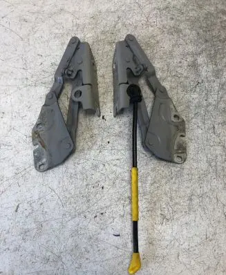 Volkswagen Golf Plus Engine bonnet/hood hinges 5M0823302