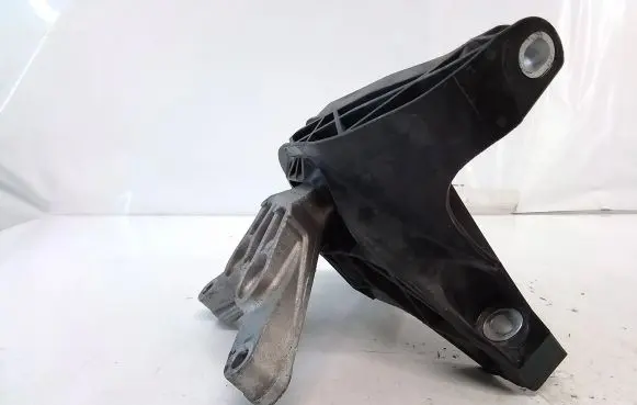 Opel Grandland X Engine mount bracket 008956