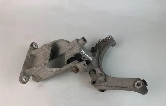 Subaru Outback Engine mounting bracket