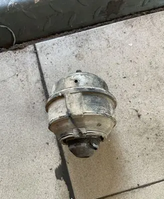 Volvo V70 Engine mount bracket