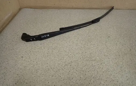 Nissan Note (E12) Front wiper blade arm