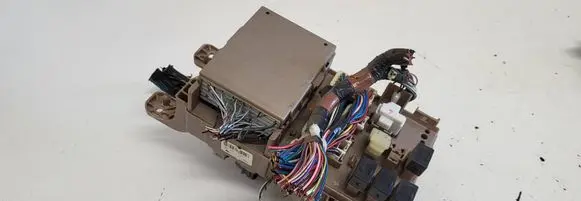 Toyota Corolla Verso E121 Fuse module 8264113040 2323000231