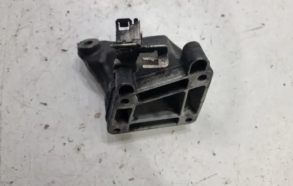 Engine mounting bracket