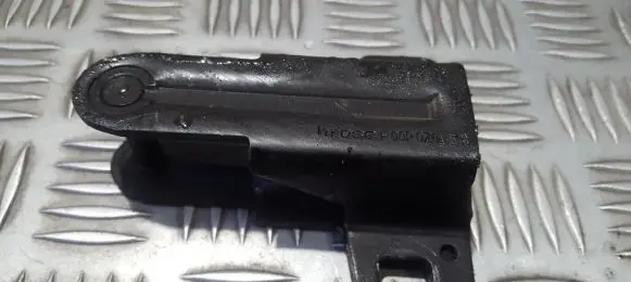 BMW X5 E53 Front door lock loop/hook striker 050425 F00P0Z0