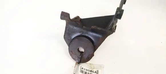 Volkswagen PASSAT B4 Engine mounting bracket 