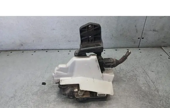 Volkswagen PASSAT B5.5 Rear door lock