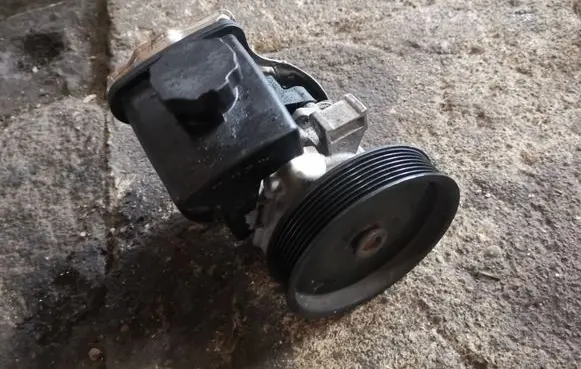 Mercedes-Benz E W211 Power steering pump