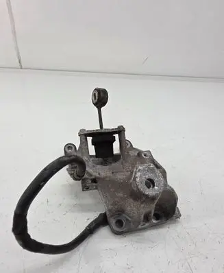 Engine mounting bracket