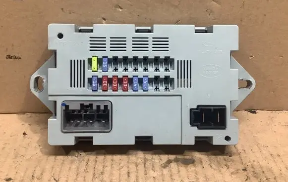 Jaguar XE Fuse module SW71739084 CPLA14Q073AA