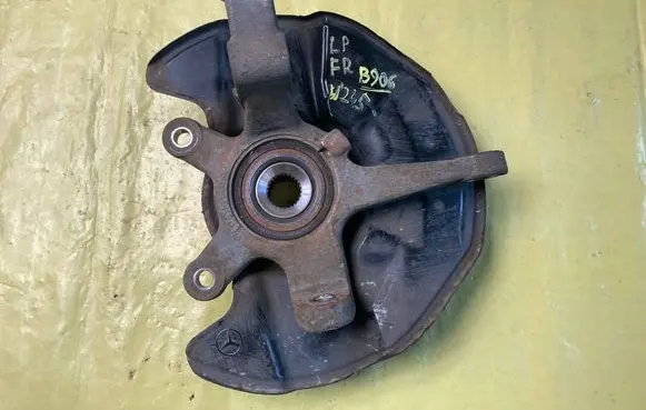 Mercedes-Benz B W245 Front wheel hub spindle knuckle A1693300520 6903