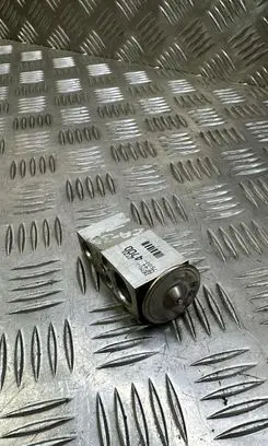 Toyota Avensis T270 Air conditioning (A/C) expansion valve 75004700