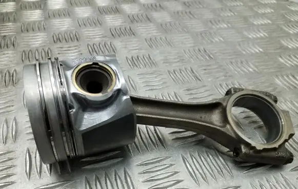 Volkswagen Golf IV Piston with connecting rod 79L69M