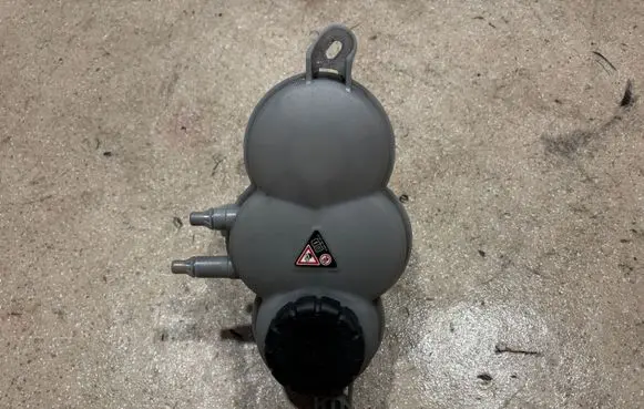 Mercedes-Benz E W214 Coolant expansion tank/reservoir A2065000000